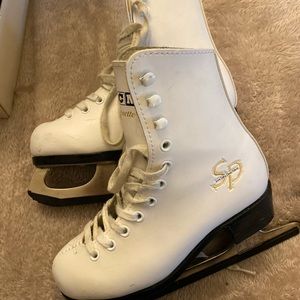 CCM PIROUETTE GIRLS ICE SKATES